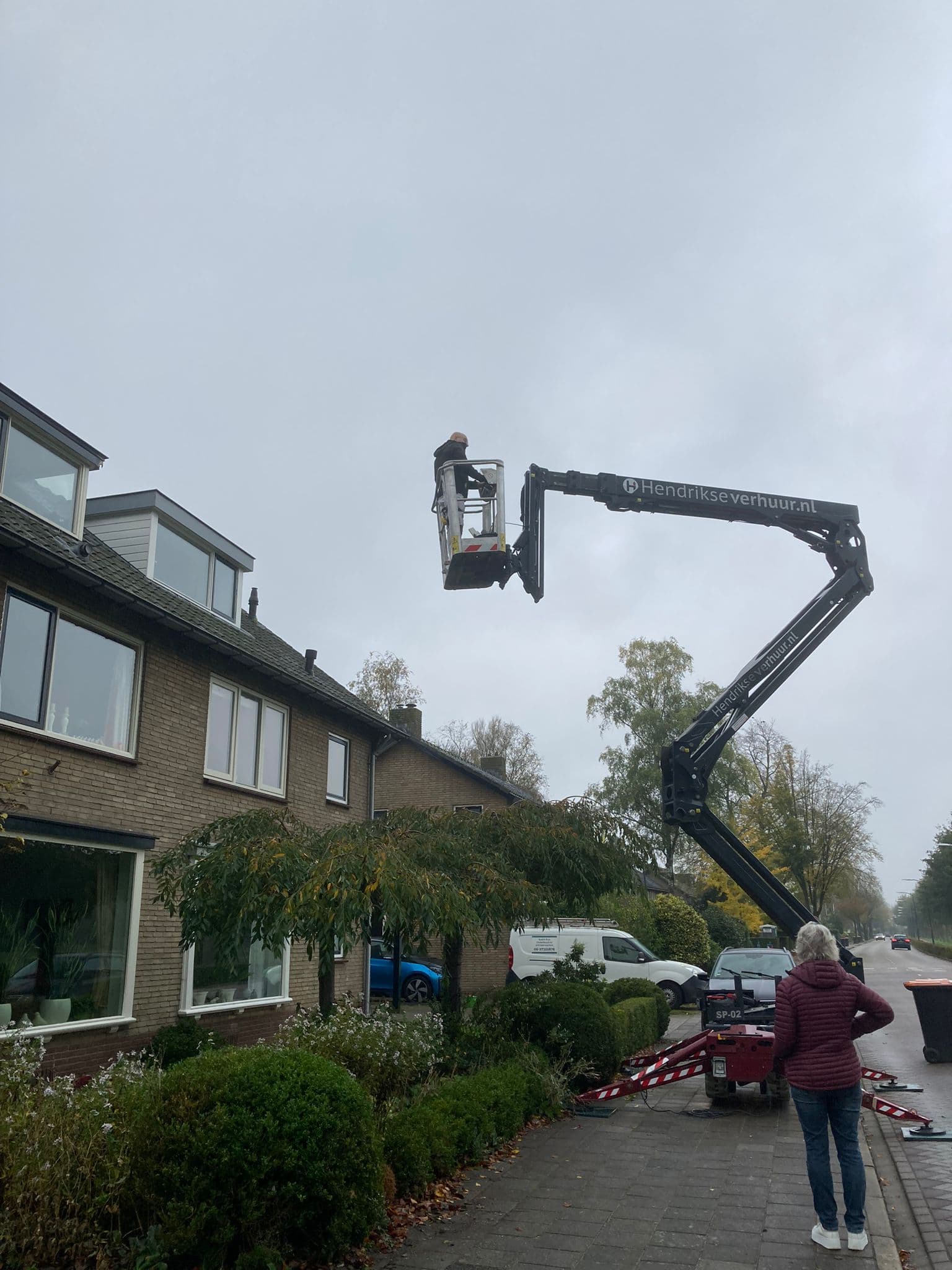 Andre Kok op hoogwerker in Baarn